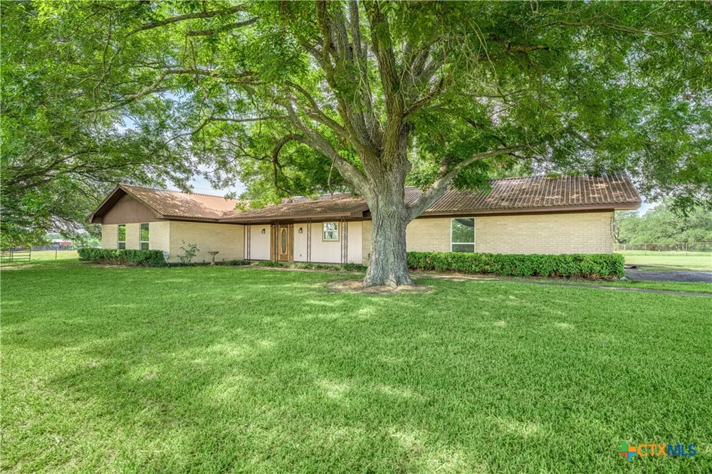 1226 E US Highway 90 Flatonia, TX 78941