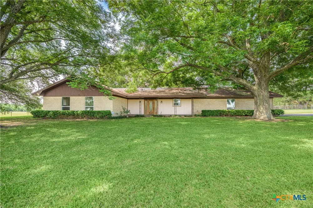 1226 E US Highway 90 Flatonia, TX 78941