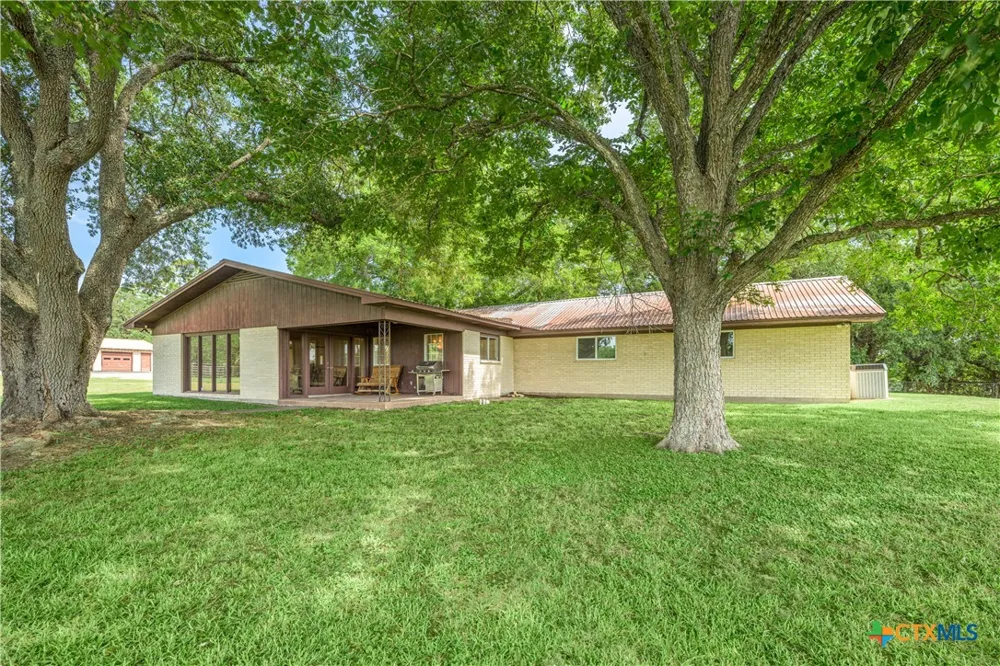 1226 E US Highway 90 Flatonia, TX 78941