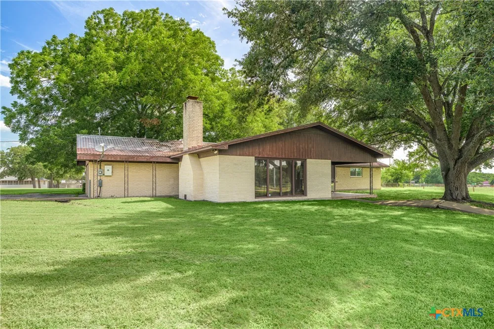 1226 E US Highway 90 Flatonia, TX 78941