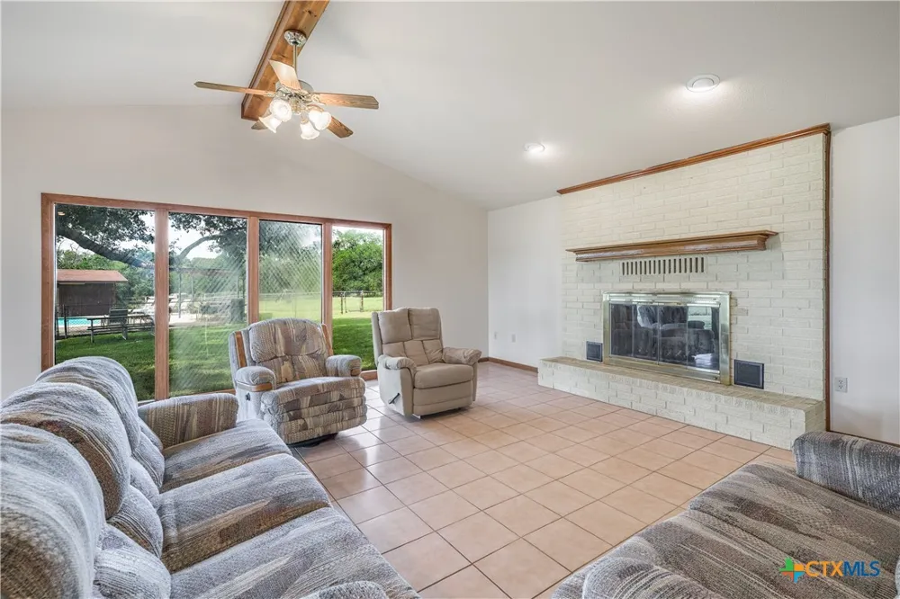 1226 E US Highway 90 Flatonia, TX 78941