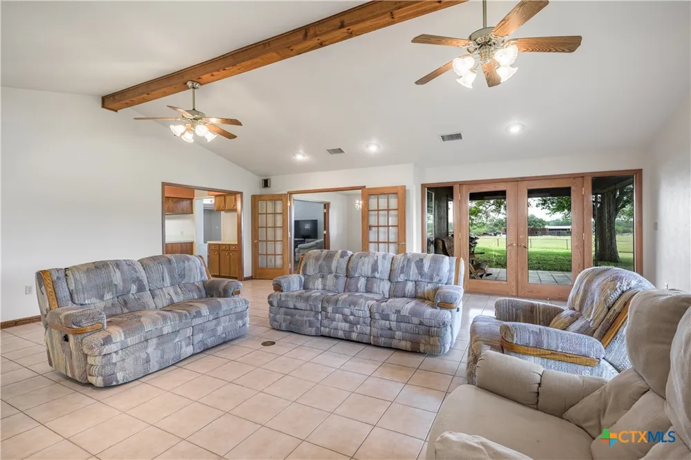 1226 E US Highway 90 Flatonia, TX 78941
