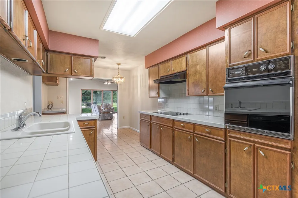 1226 E US Highway 90 Flatonia, TX 78941