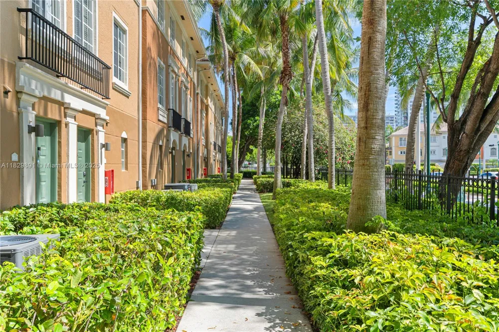 2811 NE 185th St #804 Aventura, FL 33180