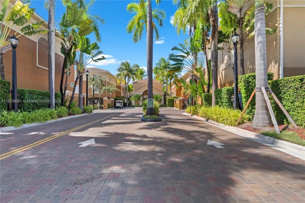 2811 NE 185th St #804 Aventura, FL 33180