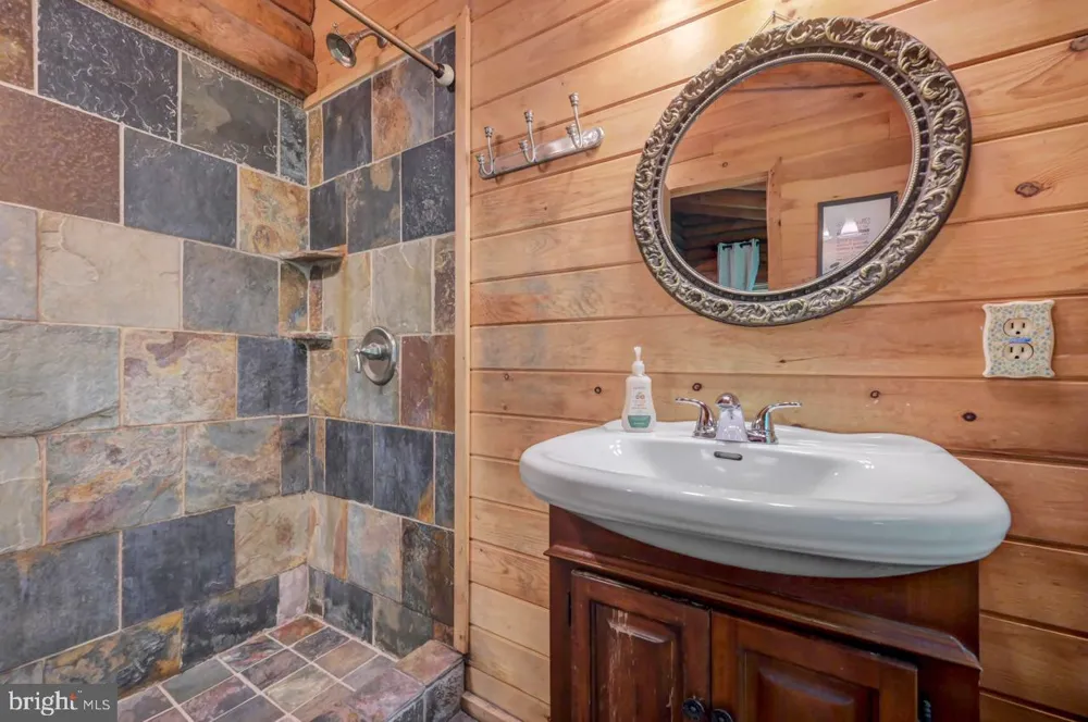 217 LOWER VALLEY DRIVE Kunkletown, PA 18058