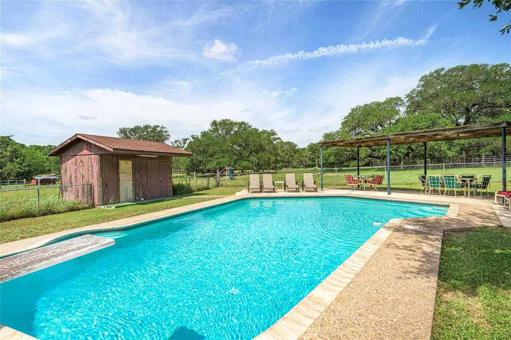 1226 E Us Highway 90 Flatonia, TX 78941