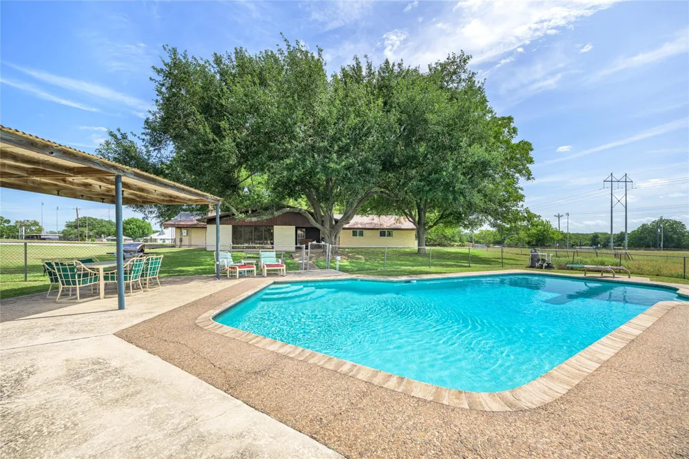 1226 E Us Highway 90 Flatonia, TX 78941
