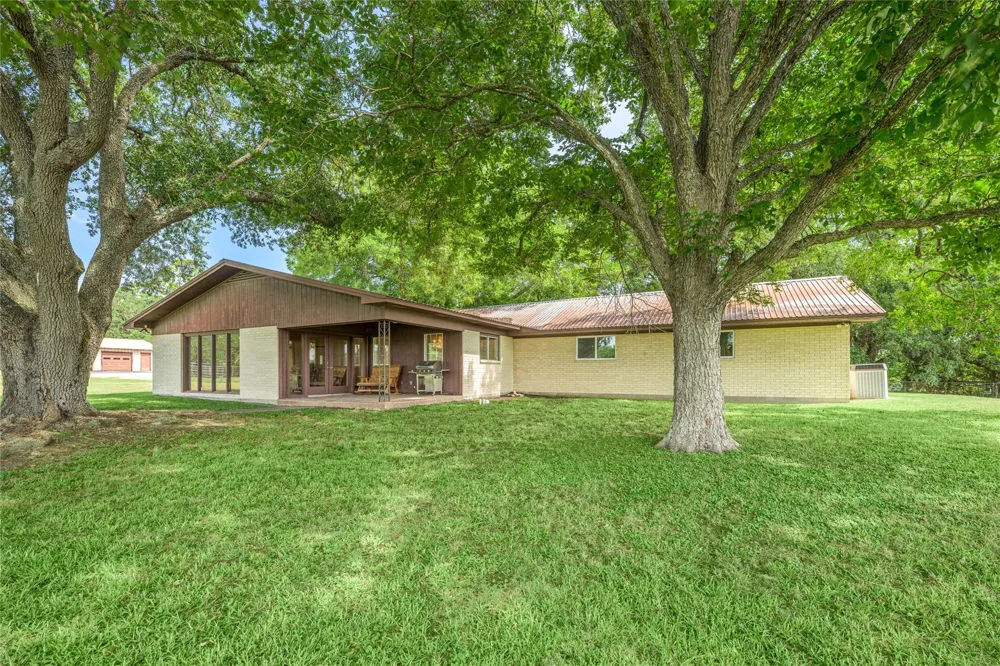 1226 E Us Highway 90 Flatonia, TX 78941