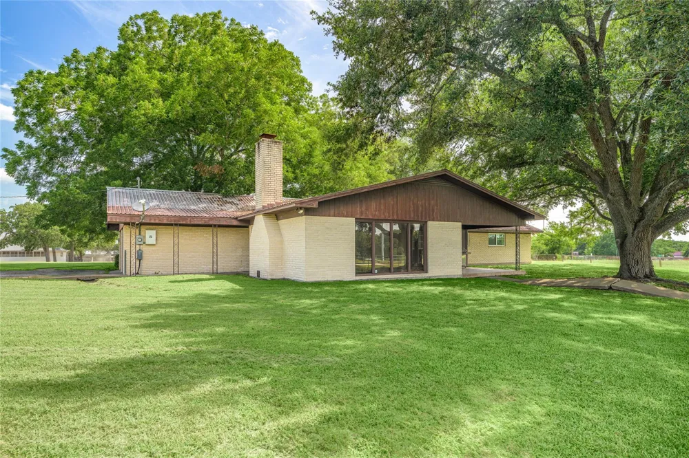 1226 E Us Highway 90 Flatonia, TX 78941