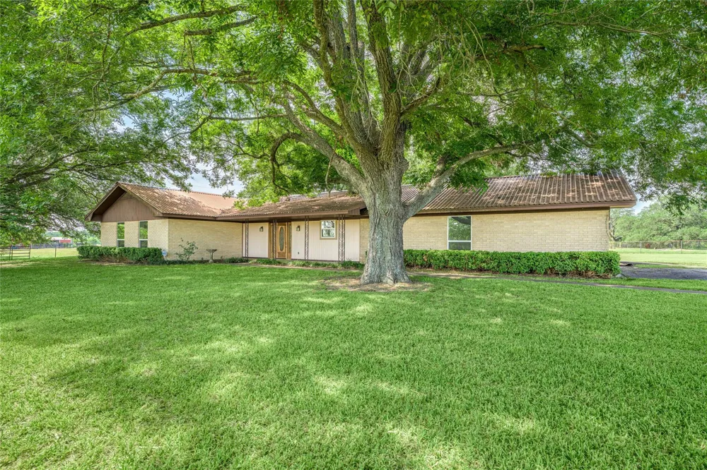 1226 E Us Highway 90 Flatonia, TX 78941