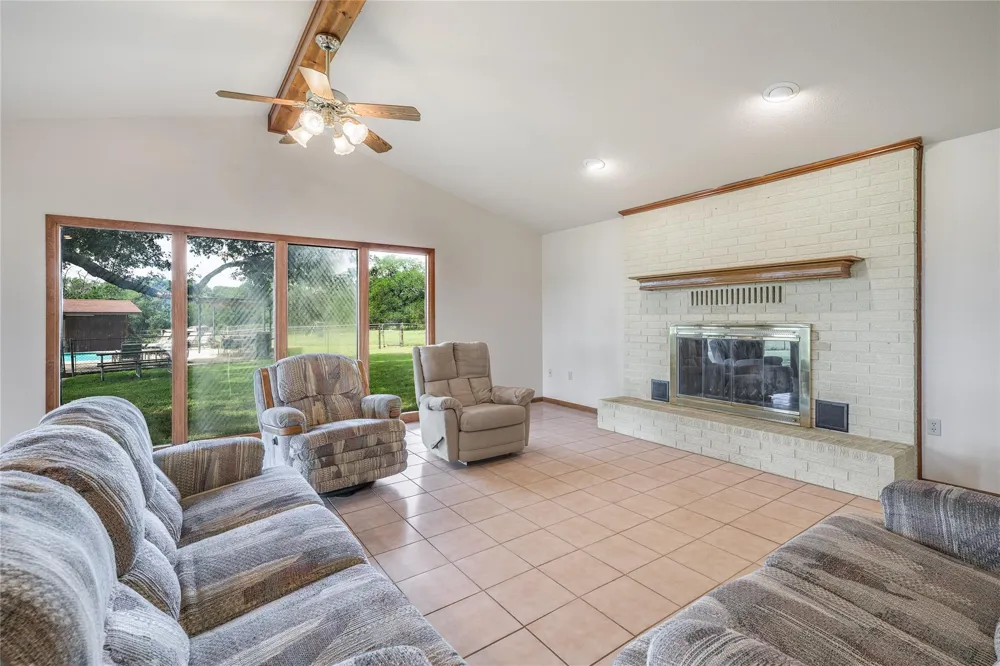 1226 E Us Highway 90 Flatonia, TX 78941