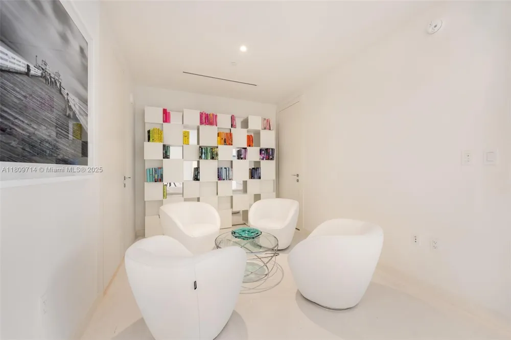 300 Biscayne Blvd Way #5205W Miami, FL 33131