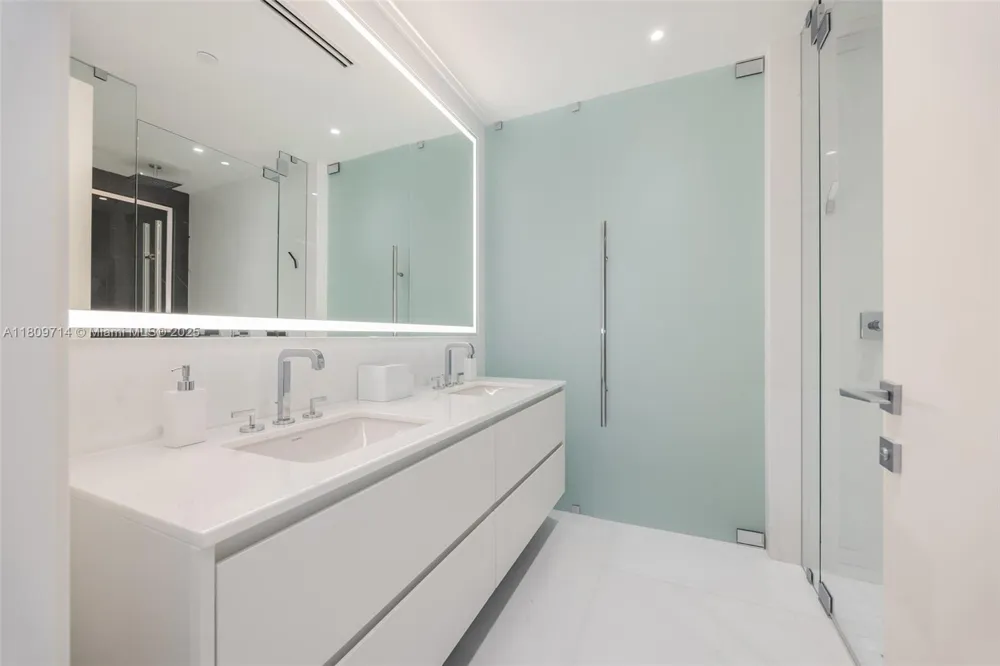 300 Biscayne Blvd Way #5205W Miami, FL 33131