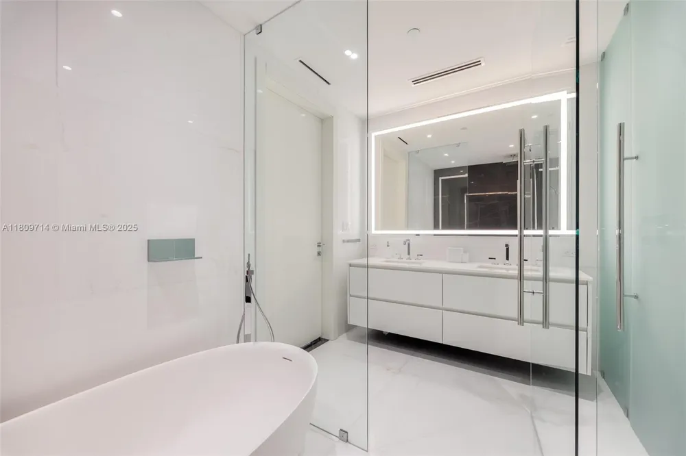 300 Biscayne Blvd Way #5205W Miami, FL 33131