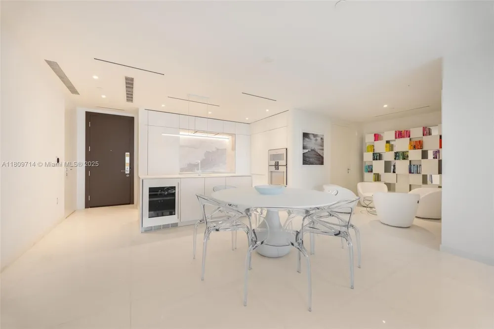 300 Biscayne Blvd Way #5205W Miami, FL 33131