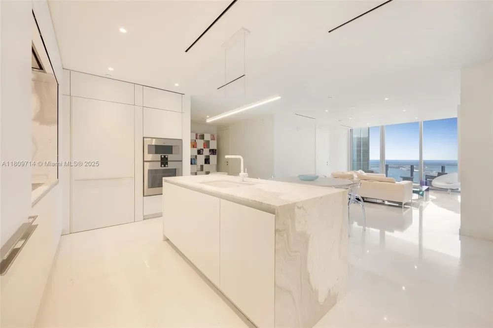 300 Biscayne Blvd Way #5205W Miami, FL 33131