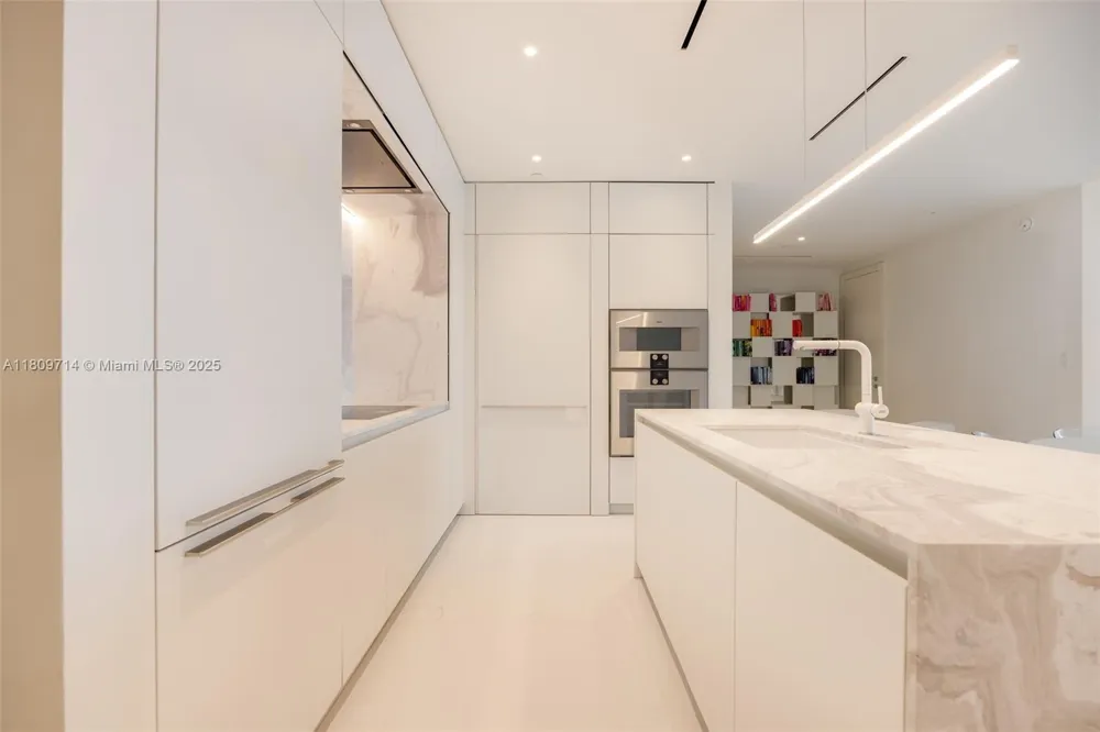 300 Biscayne Blvd Way #5205W Miami, FL 33131