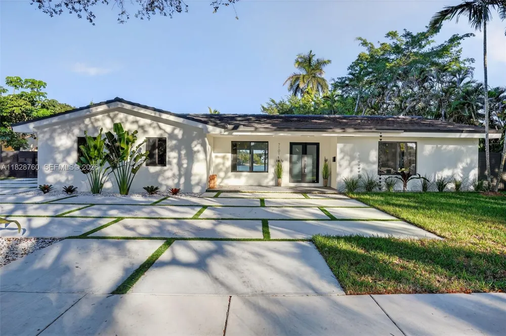7101 E Troon Cir Miami Lakes, FL 33014