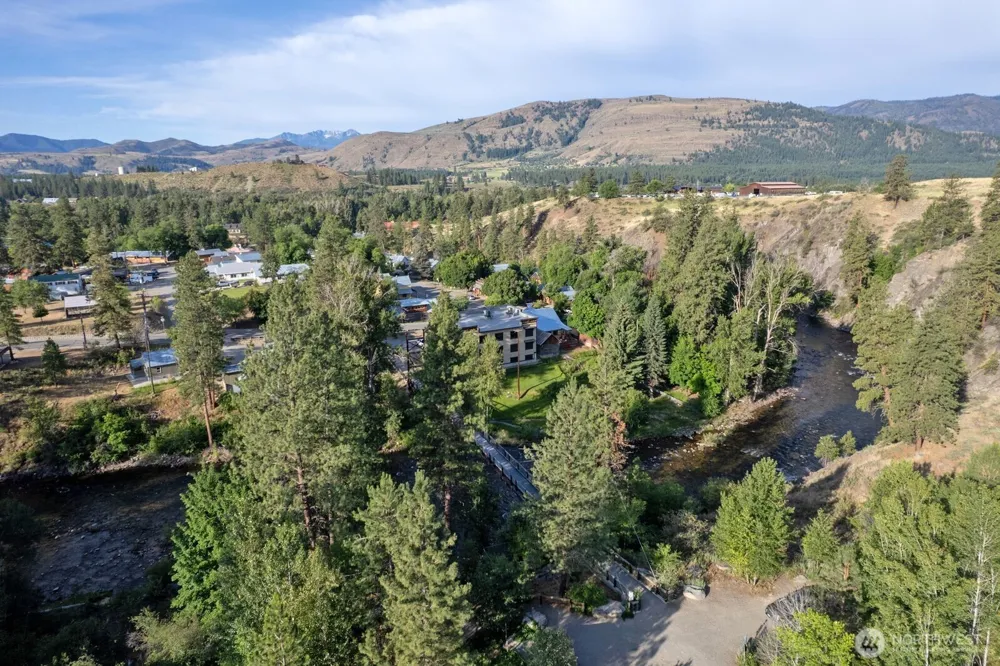 615 Pine Loop Winthrop, WA 98862