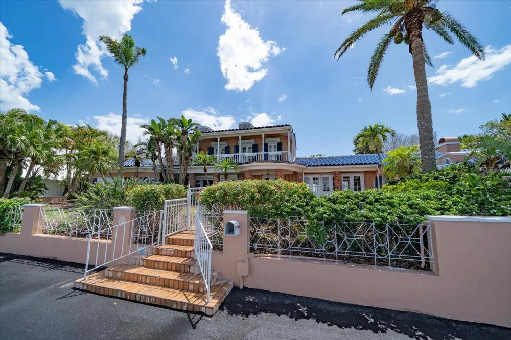 1114 MANDALAY POINT Clearwater Beach, FL 33767