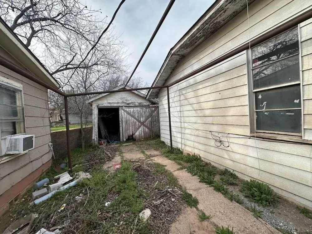 509 Waggoner Street Electra, TX 76360