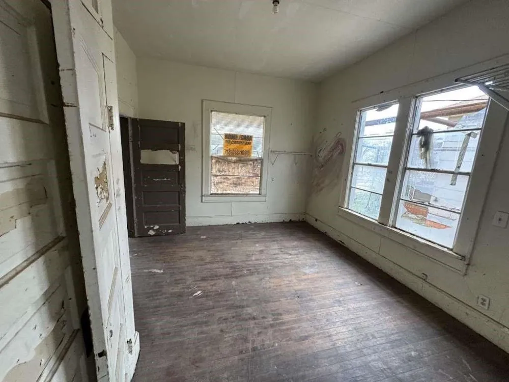 509 Waggoner Street Electra, TX 76360