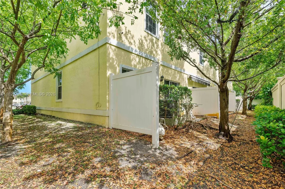 1128 NW 40th Ter Lauderhill, FL 33313