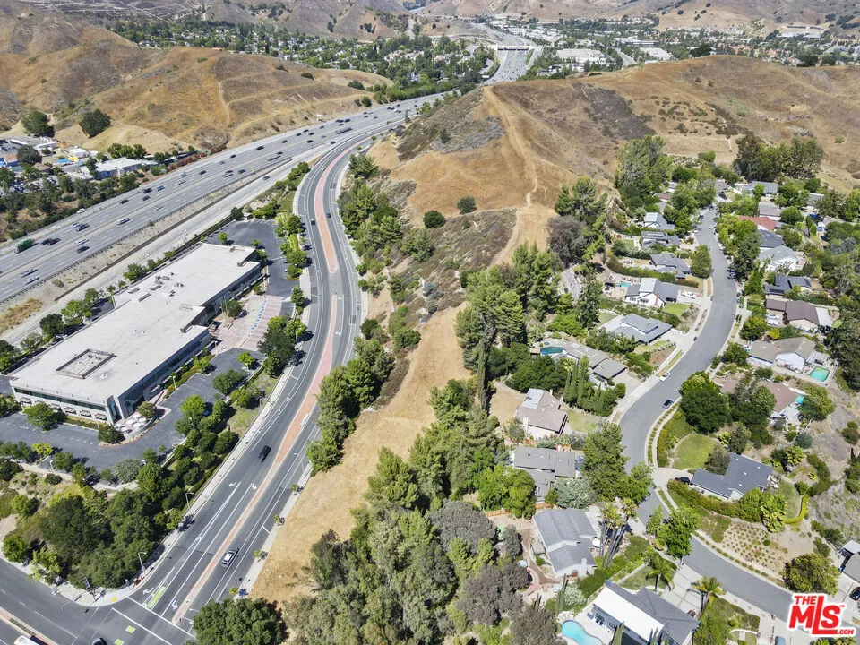 27300 Agoura Road Calabasas, CA 91301