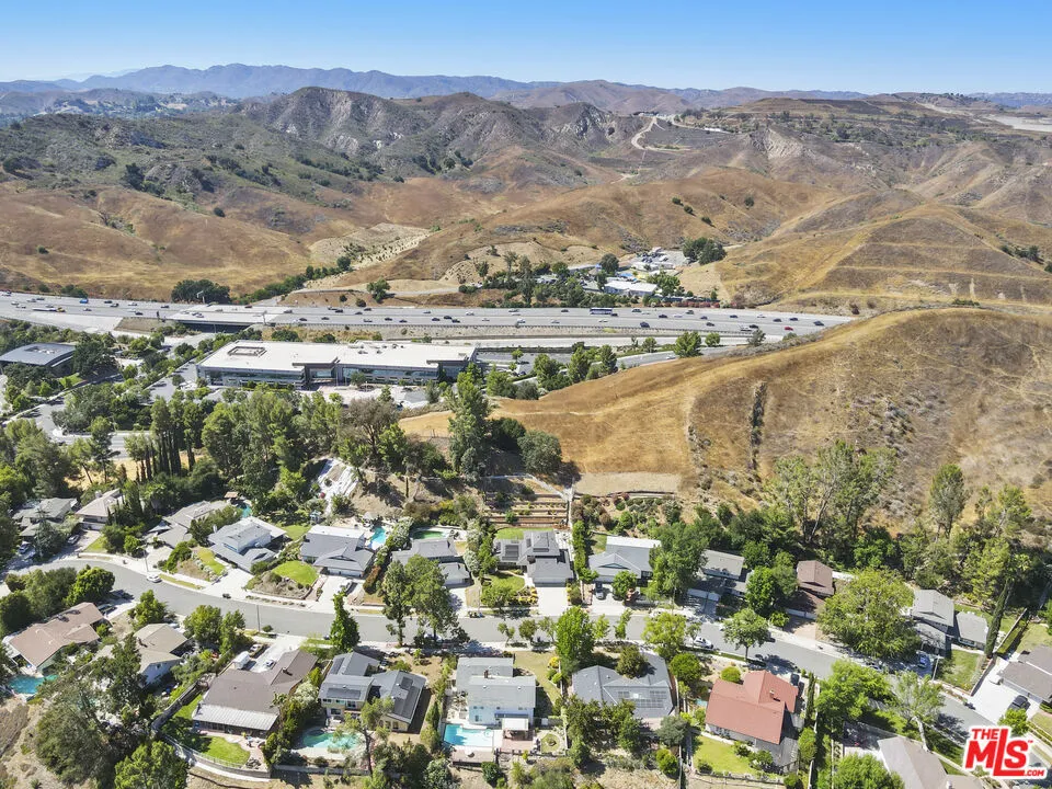 27300 Agoura Road Calabasas, CA 91301