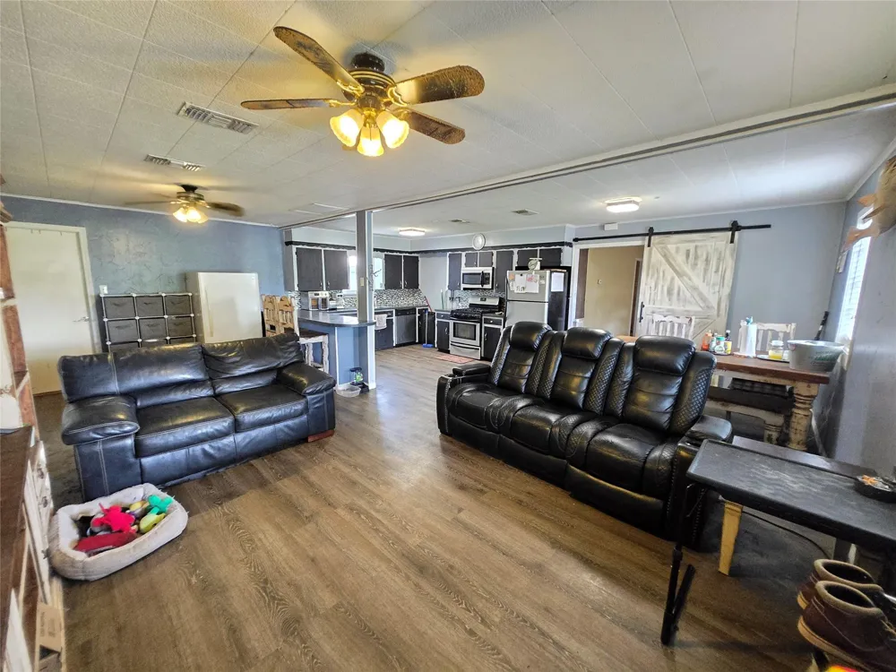 610 E Division Street Edna, TX 77957