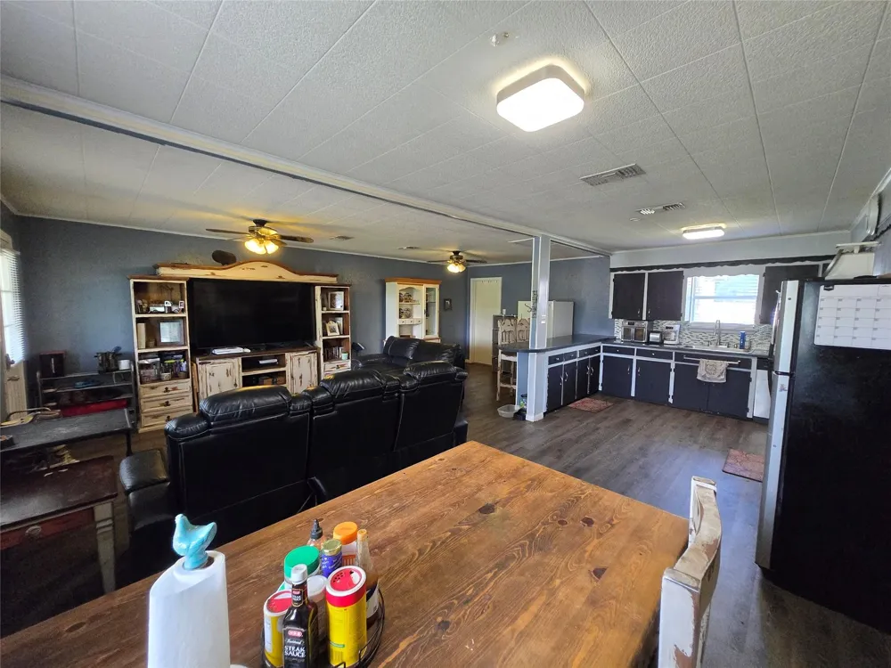 610 E Division Street Edna, TX 77957