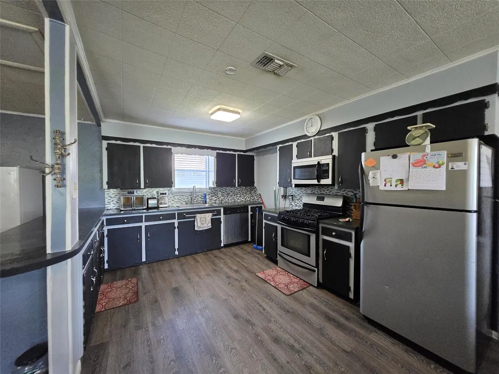 610 E Division Street Edna, TX 77957