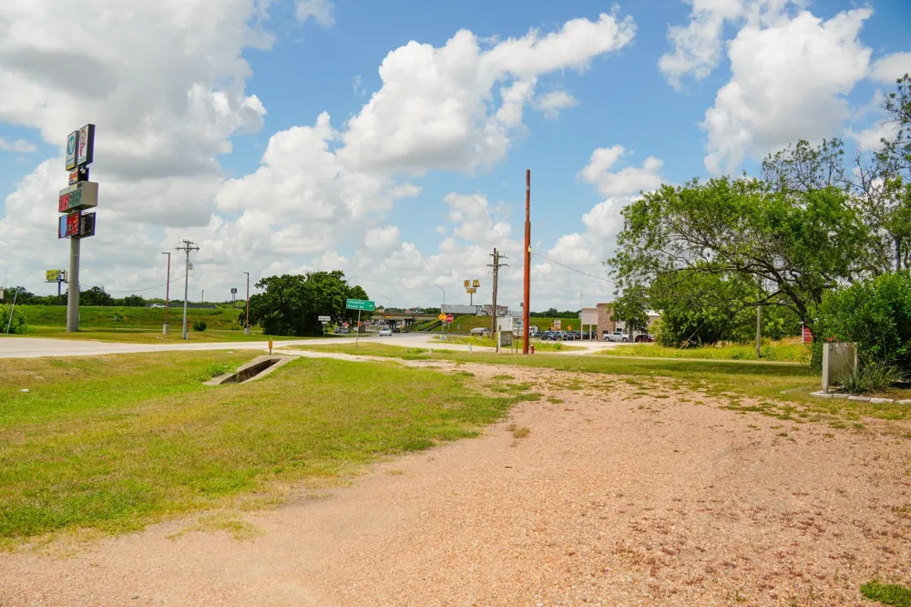 1400 Fm 609 Flatonia, TX 78941