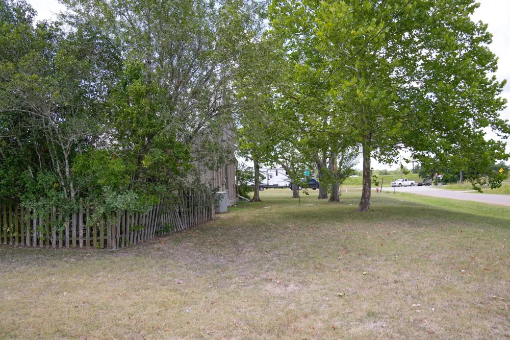 1400 Fm 609 Flatonia, TX 78941