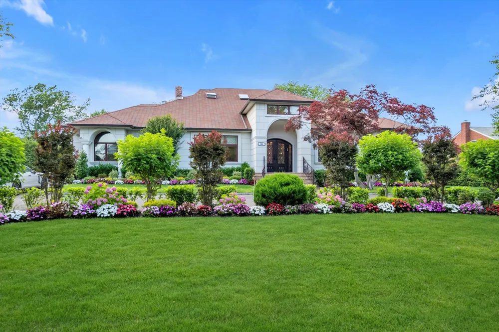 185 Dolphin Drive Hewlett Neck, NY 11598