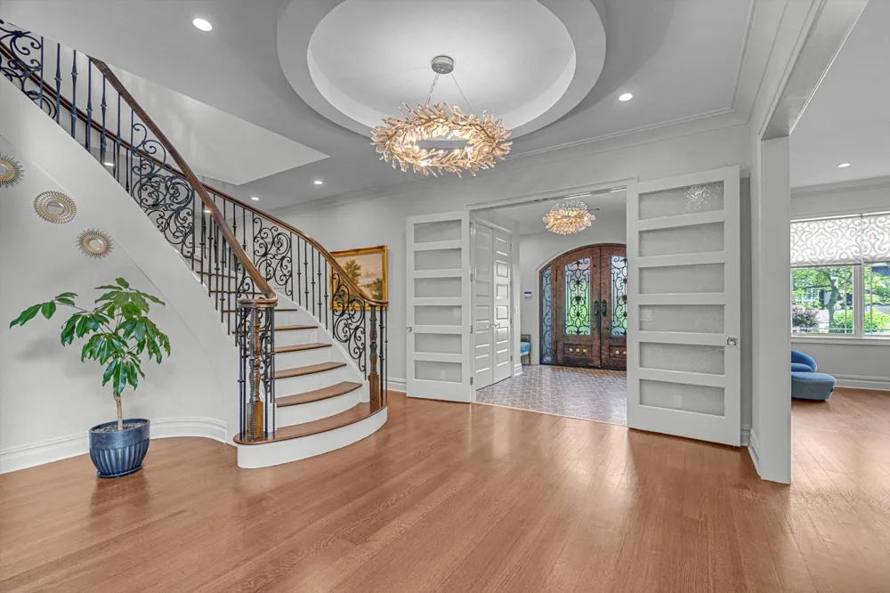 185 Dolphin Drive Hewlett Neck, NY 11598