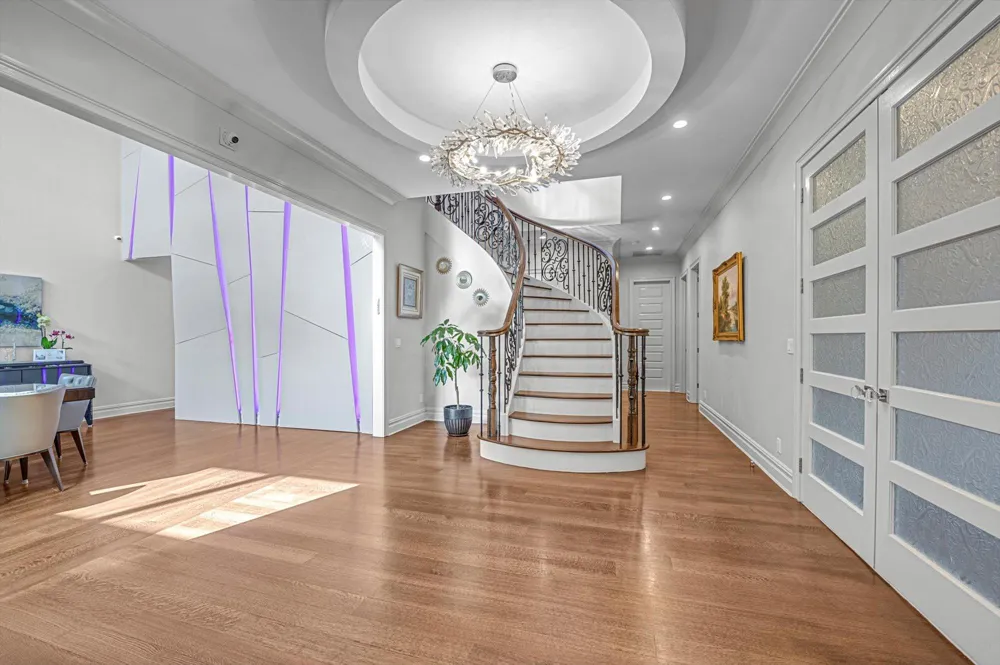 185 Dolphin Drive Hewlett Neck, NY 11598
