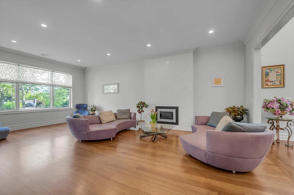185 Dolphin Drive Hewlett Neck, NY 11598