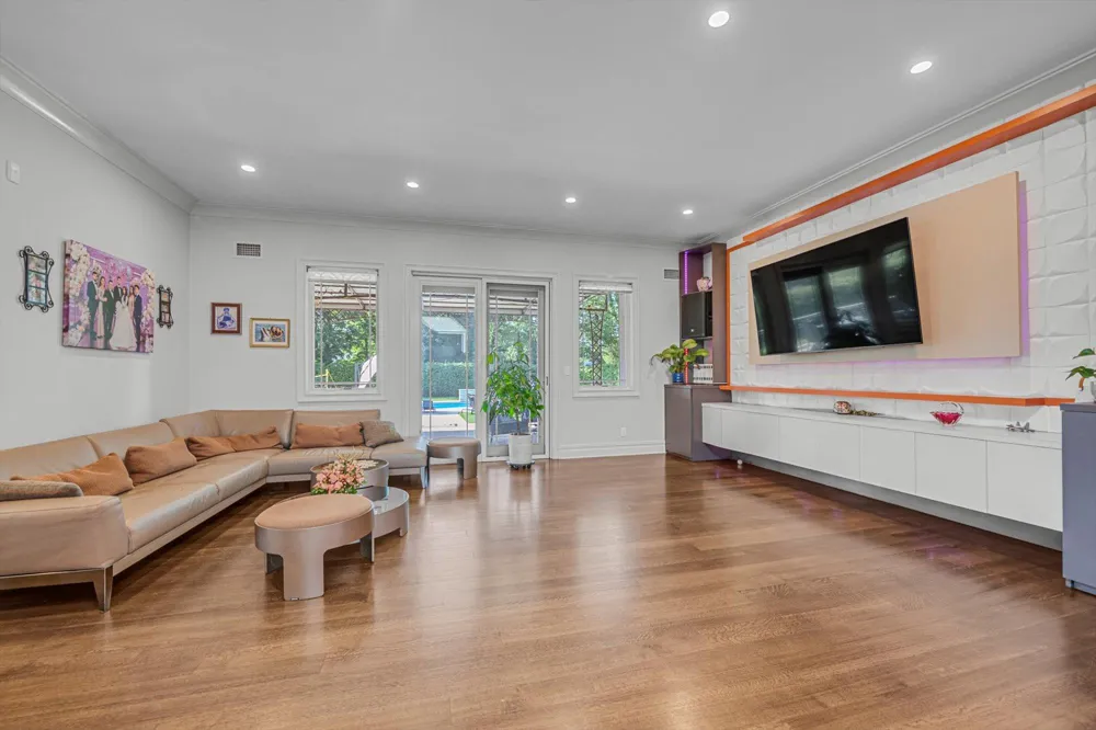 185 Dolphin Drive Hewlett Neck, NY 11598