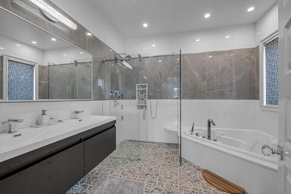 185 Dolphin Drive Hewlett Neck, NY 11598