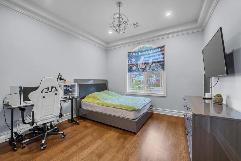 185 Dolphin Drive Hewlett Neck, NY 11598