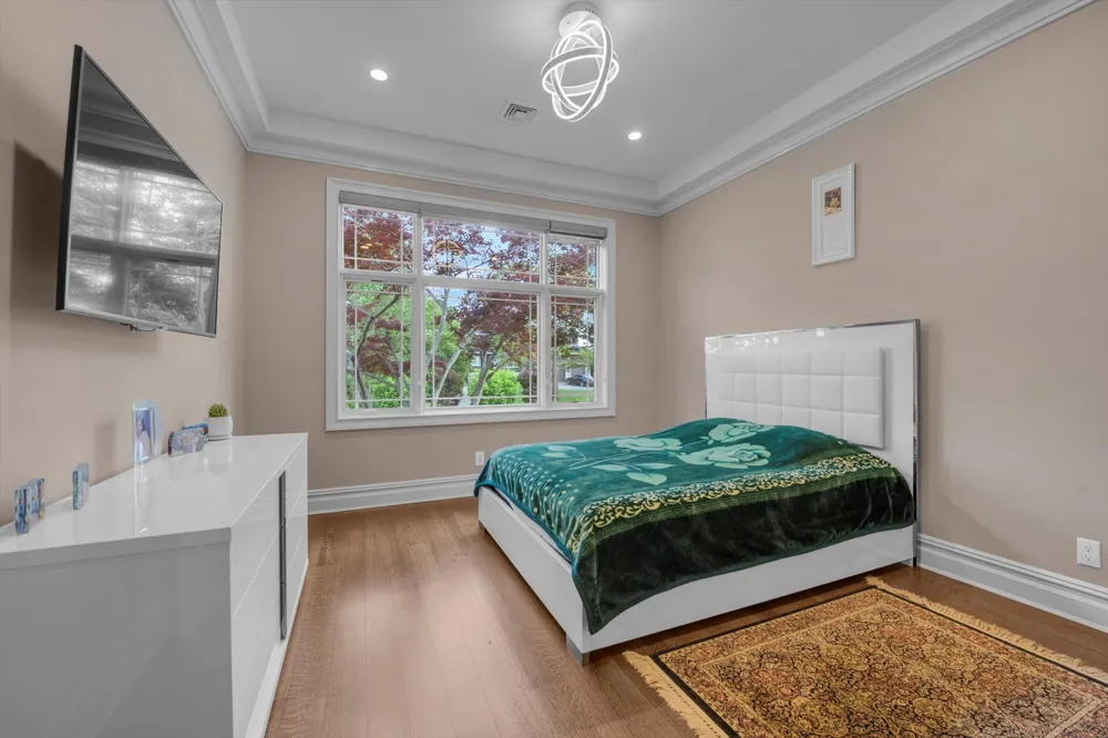 185 Dolphin Drive Hewlett Neck, NY 11598