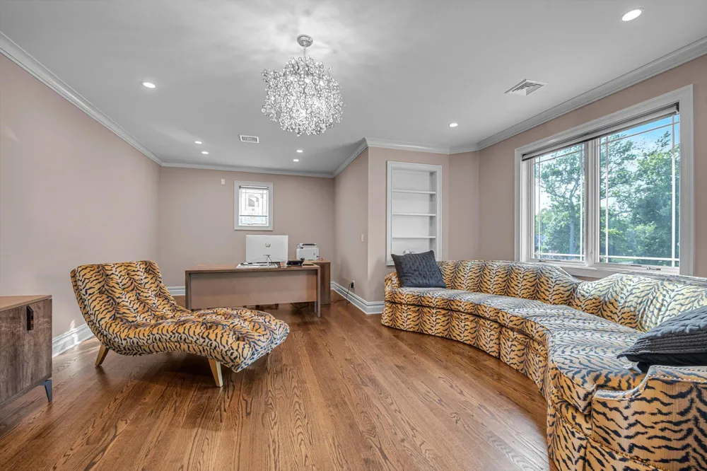 185 Dolphin Drive Hewlett Neck, NY 11598