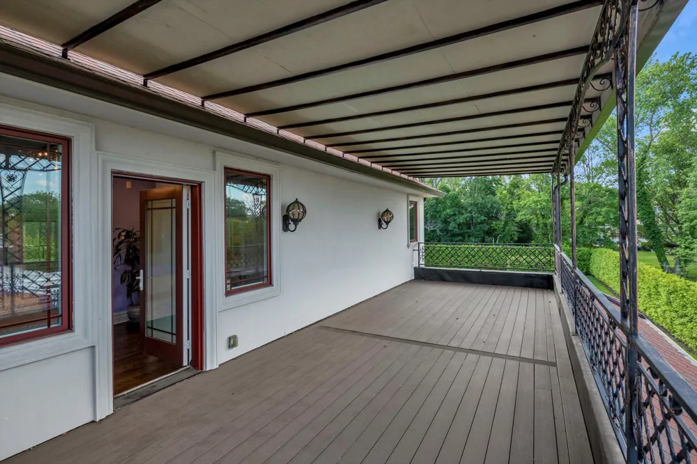 185 Dolphin Drive Hewlett Neck, NY 11598