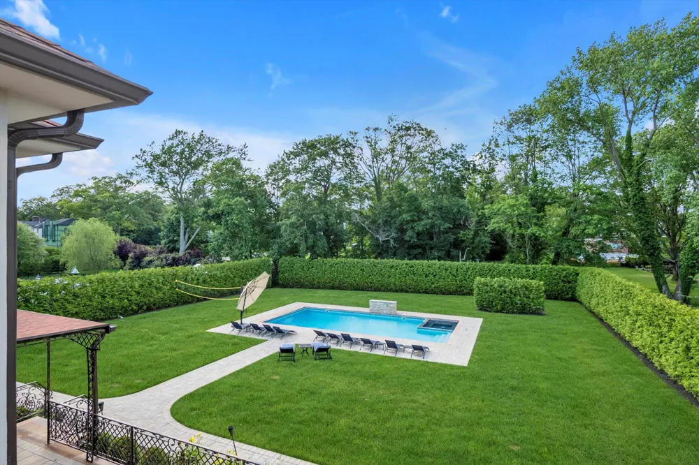 185 Dolphin Drive Hewlett Neck, NY 11598