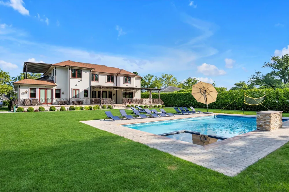 185 Dolphin Drive Hewlett Neck, NY 11598
