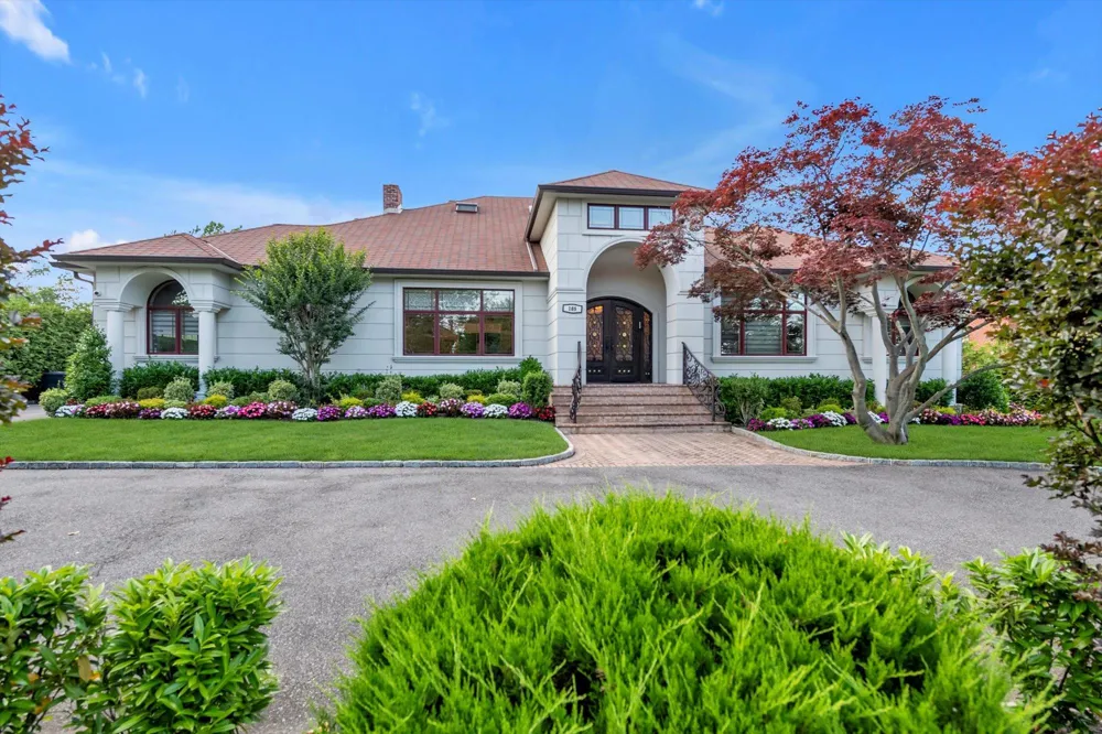 185 Dolphin Drive Hewlett Neck, NY 11598