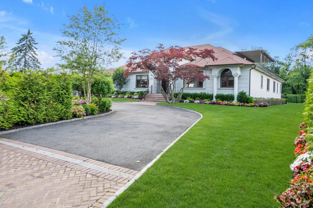 185 Dolphin Drive Hewlett Neck, NY 11598