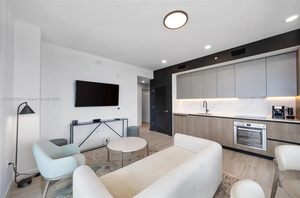 580 72 #910 Miami Beach, FL 33144